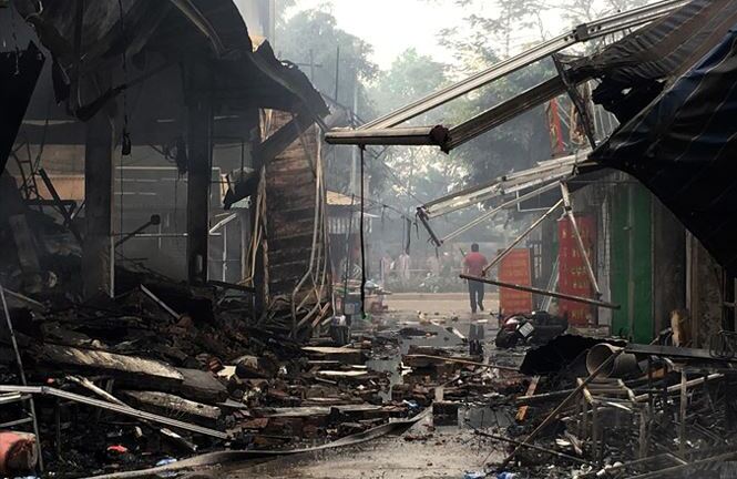 Cháy chợ ở Hà Nội: Lực lượng PCCC đến chậm cả tiếng đồng hồ?