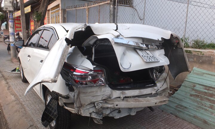 Xe trộn bê tông đâm liên hoàn 3 ô tô trên cầu ở Tiền Giang