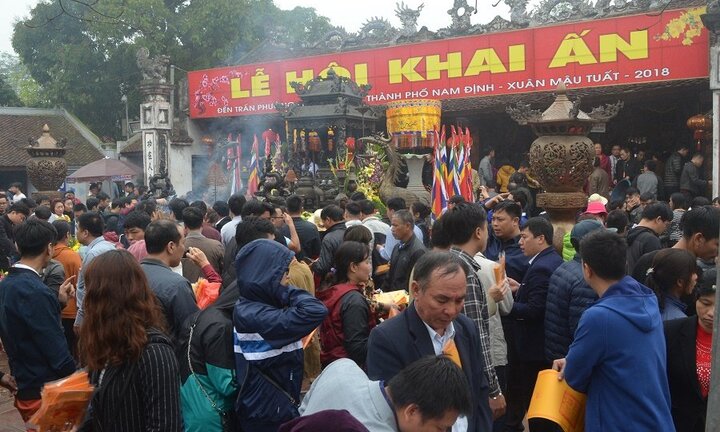 Thầy viết sớ buông bút hỗn chiến ở Đền Trần