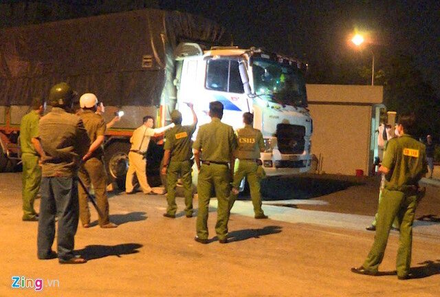 Tài xế hành hung bảo vệ, lao xe vào cảnh sát rồi chốt cửa cố thủ nhiều giờ