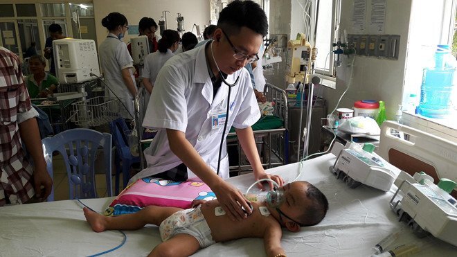 Bé trai 19 tháng tuổi ở Nghệ An bị ong đốt hàng trăm vết