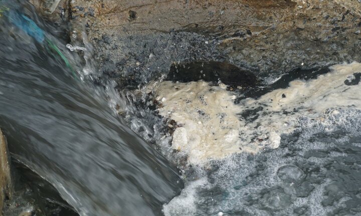 Rùng mình nước thải đen ngòm, hôi thối ồ ạt đổ ra biển Đà Nẵng