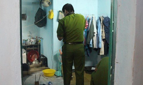 Bàng hoàng phát hiện bạn cùng phòng trọ chết dưới nền nhà