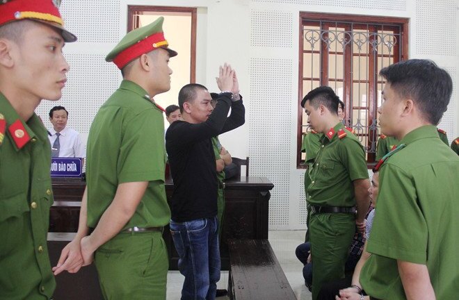 Nhận án tử, trùm ma túy xô đổ bàn, doạ nạt cán bộ hội đồng xét xử