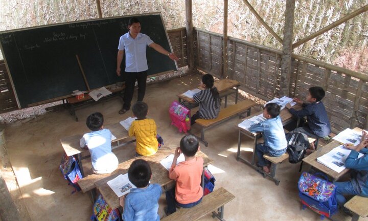 Lớp học vách nứa nằm cheo leo sườn núi ở Thanh Hoá