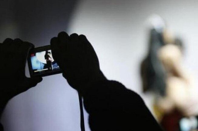 Cán bộ dùng hình, clip nóng tống tình bị khai trừ Đảng