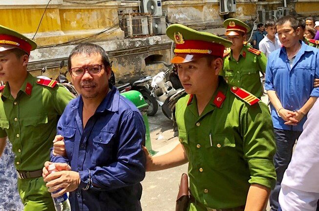 Mua bán logo 'xe vua': Nguyên cảnh sát giao thông tố sếp nhận hối lộ