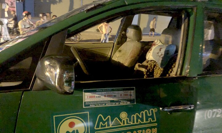 Nhóm côn đồ chặn taxi chém hành khách, bắn tài xế