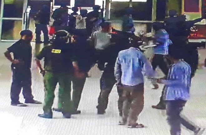 Người nhà bệnh nhân mang 2 dao dài vào bệnh viện gây áp lực với bác sĩ