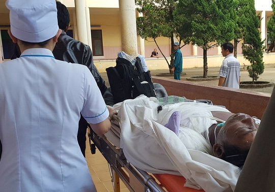 Hay uống rượu say xỉn, người đàn ông bị vợ mang dao đi tìm rồi đâm gục tại bàn nhậu