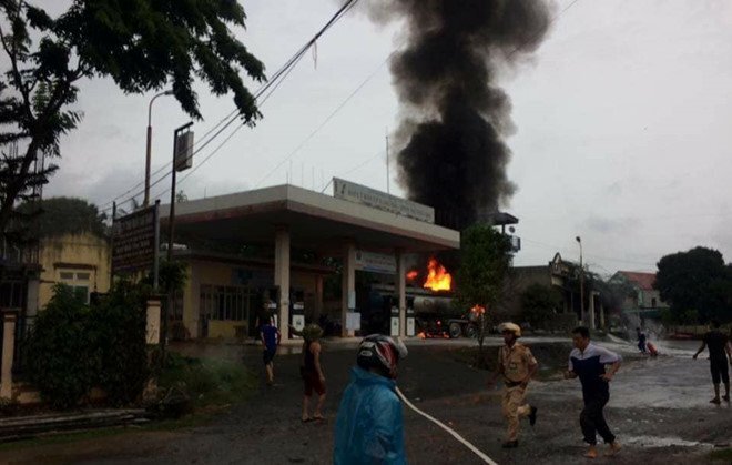 Đang tiếp nhiên liệu tại cây xăng, xe bồn bốc cháy ngùn ngụt