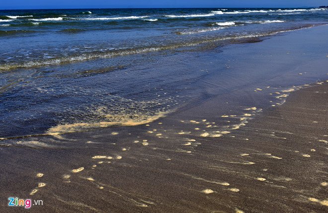 Bãi biển nổi tiếng nhất Quảng Ngãi bị nhuộm đen bất thường
