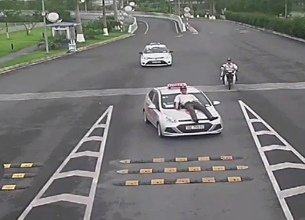 Bắt khẩn cấp tài xế taxi đâm nhân viên an ninh sân bay Nội Bài