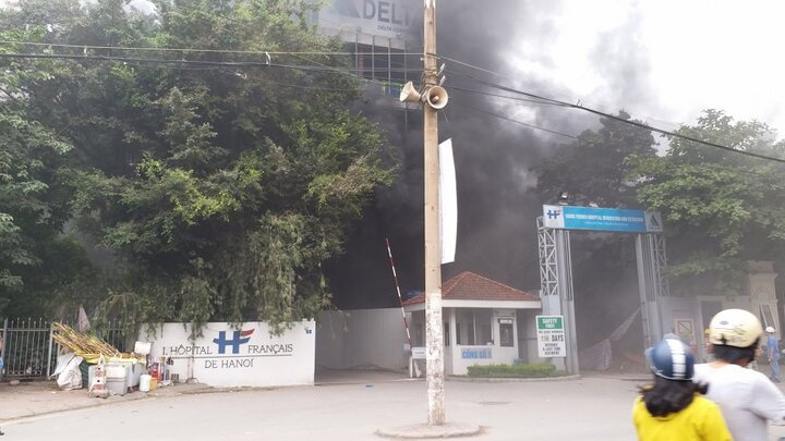 Cháy dữ dội tại bệnh viện Việt Pháp Hà Nội, cột khói cuồn cuộn bốc đen kịt trời