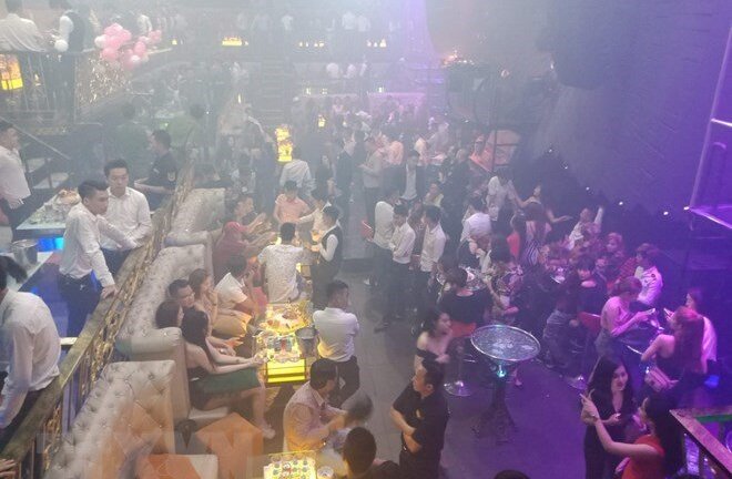 Đột kích tụ điểm thác loạn 'núp bóng' nhà hàng, bắt quả tang cả trăm tiếp viên mặc hở hang tiếp khách