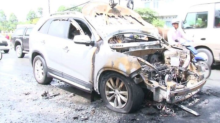 Cha ôm con trai 8 tuổi chạy khỏi xe hơi đang bốc cháy