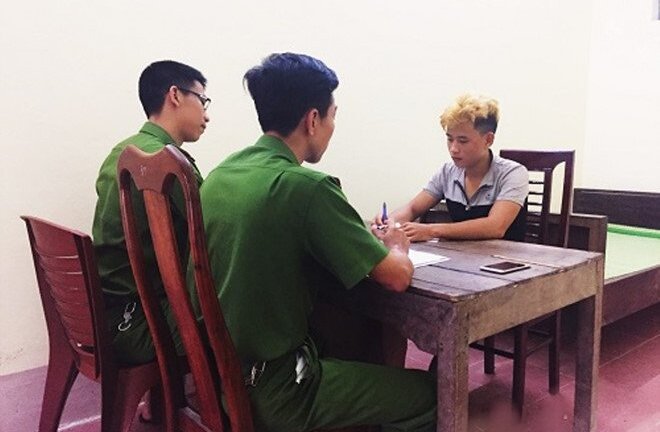 Gã trai 18 tuổi dùng vũ lực đưa cô gái vào nhà hoang giở trò đồi bại