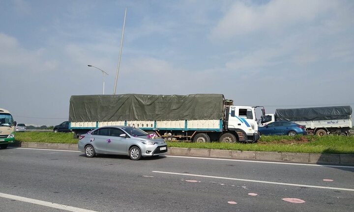 Container nổ lốp, tông thẳng dải phân cách, giao thông ùn tắc hàng km