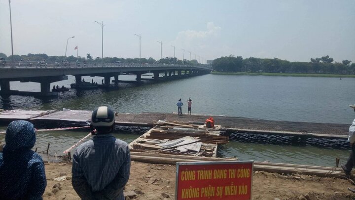 Cha buộc con gái vào bụng rồi nhảy sông tự vẫn