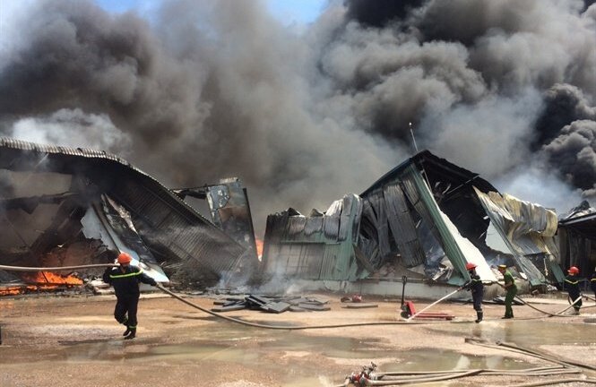 Xưởng nạp gas ở Bình Định cháy dữ dội, nhà xưởng đổ sụp, hàng trăm người căng mình dập lửa