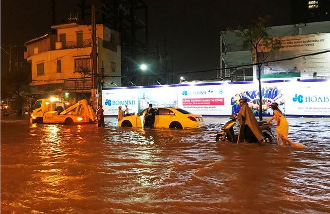 Đường phố TP.HCM ngập khủng khiếp sau cơn mưa giữa đêm