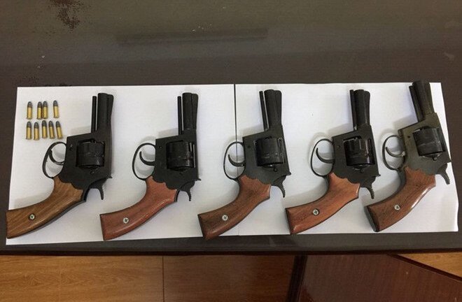 Bắt kẻ chuyên chế tạo súng để bán cho giới xã hội đen