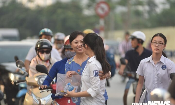 Muôn màu cảm xúc ngày đầu thi tuyển sinh vào lớp 10 ở Hà Nội