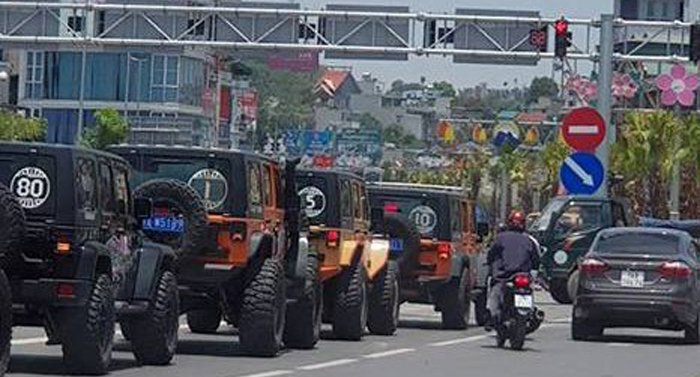 Ô tô Trung Quốc nối đuôi chạy trên đường phố Hạ Long: Sở Du lịch Quảng Ninh lý giải