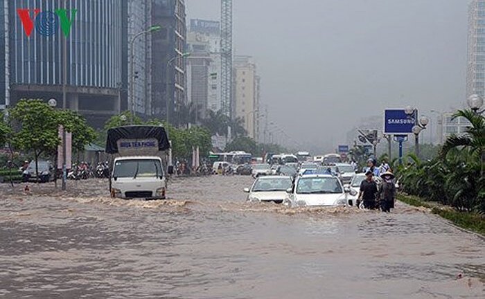 Mùa mưa bão đến gần, Hà Nội vẫn 'bó tay' với thực trạng úng ngập