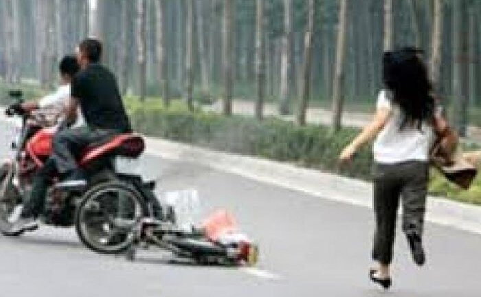 Người phụ nữ bị nhóm côn đồ chặn đánh tới tấp, cướp xe ở TP.HCM