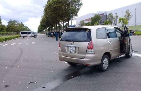 Xe 7 chỗ phóng tốc độ cao tông lật xe 16 chỗ, bé trai bay ra ngoài chết tại chỗ