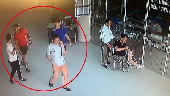 Nhóm côn đồ xăm trổ hùng hổ xông vào BV Thể thao Việt Nam tìm gặp giám đốc