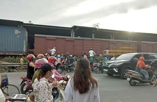 Tàu hỏa va chạm với xe máy, nam thanh niên thiệt mạng