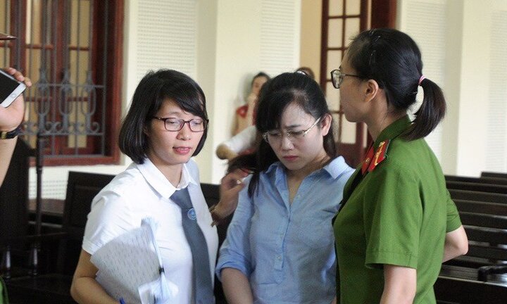 Bị đề nghị tù chung thân, người đẹp ngân hàng bật khóc trước tòa