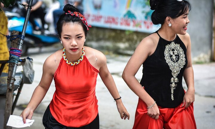 Sĩ tử xúng xính váy áo, lỉnh kỉnh đồ nghề trước giờ thi năng khiếu