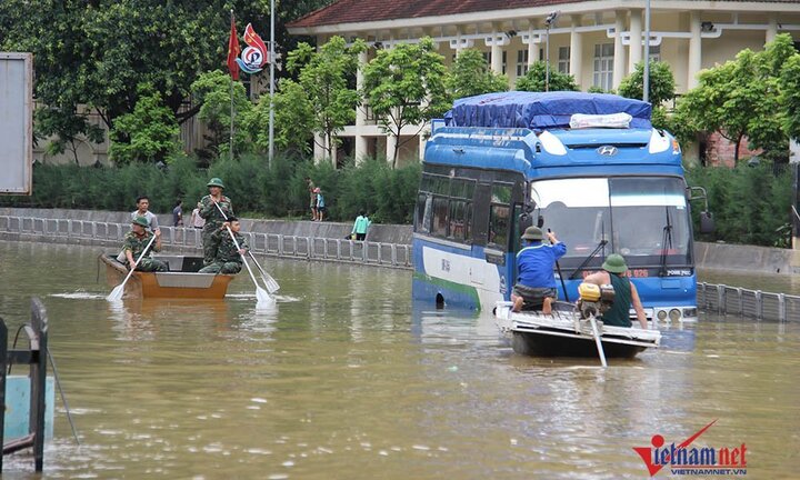 Xe khách chết đứng, thuyền chạy phăng phăng trên quốc lộ ở Hạ Long