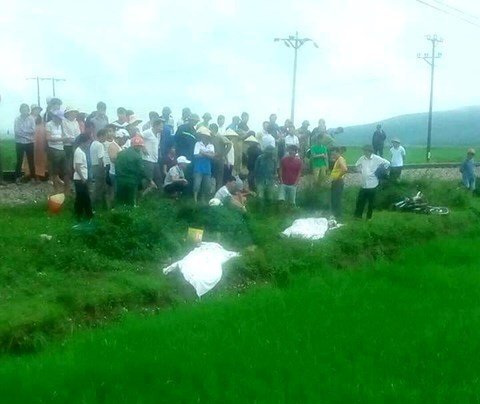 Thiếu quan sát khi băng qua đường ngang dân sinh, 2 vợ chồng chết thảm