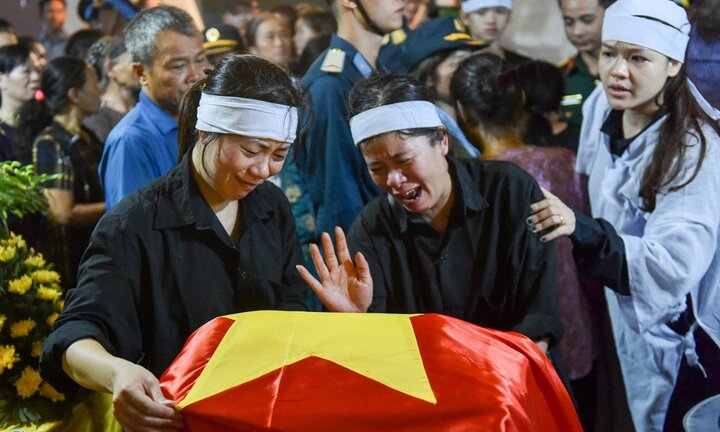 Vợ phi công Phạm Giang Nam khóc nghẹn: 'Bố con đang đi bay, bố là siêu anh hùng'
