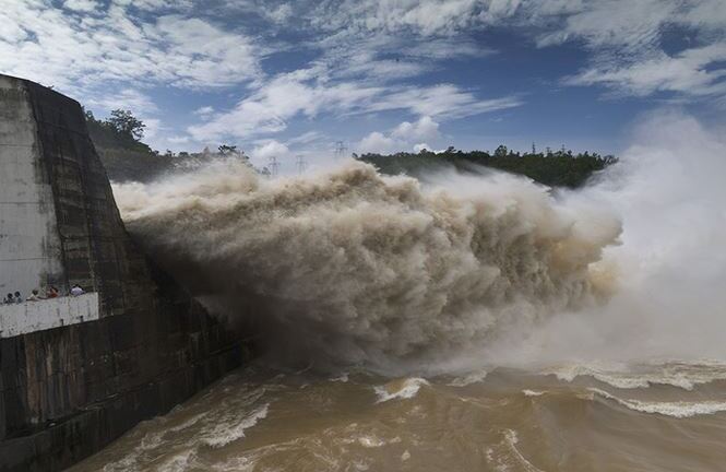 Mưa lớn tiếp tục bao trùm miền Bắc, thủy điện Hòa Bình, Sơn La, Tuyên Quang đồng loạt xả lũ