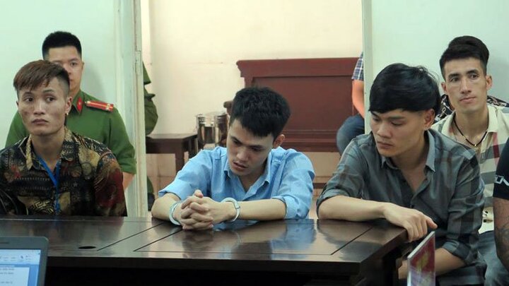 Kẻ nổ súng giết người ngáo ngơ bất thường tại tòa, HĐXX yêu cầu giám định tâm thần