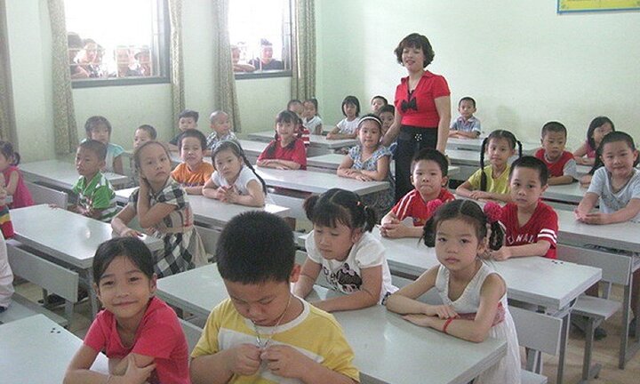 70 học sinh lớp 1 chen chúc trong một lớp ở Hà Nội