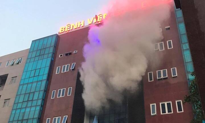 Bệnh viện Bưu điện cháy dữ dội, khói đen kịt trời, hàng trăm bệnh nhân phải sơ tán