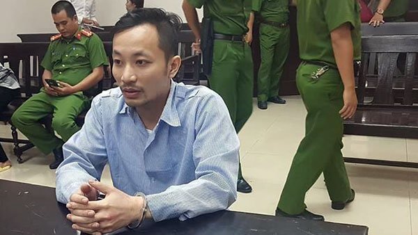 Người vợ ôm con nhỏ 8 tháng quỳ gối van xin, không ngăn được chồng gây án mạng