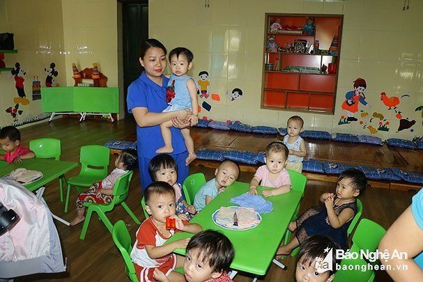 Giáo viên mầm non quỳ gối xin không đóng cửa trường học ở Nghệ An: Khiển trách 5 cán bộ
