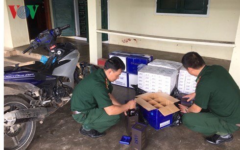 Thấy lực lượng chức năng, vứt lại 30 chai rượu Chivas