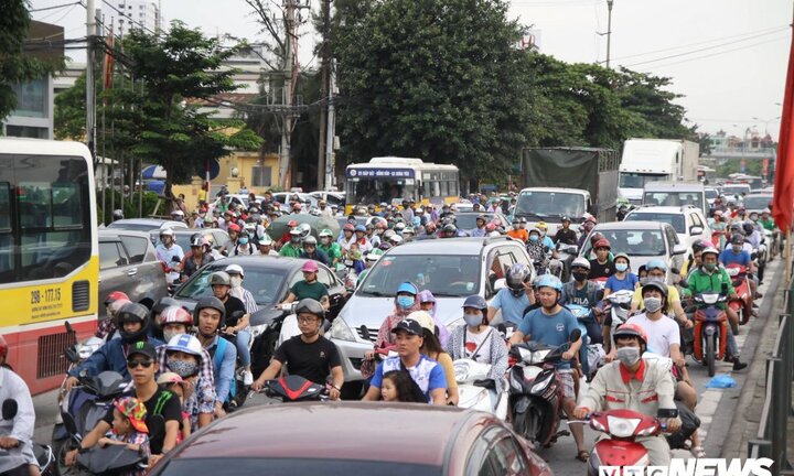 Sau nghỉ lễ, dân ùn ùn đổ về Thủ đô, giao thông hỗn loạn