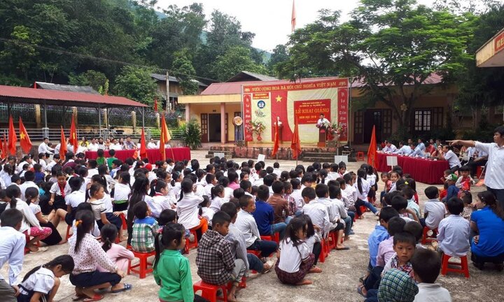 Sau những ngày chống chọi mưa lũ, trường học ở xã biên giới khai giảng muộn