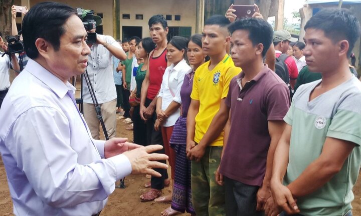 Trưởng ban Tổ chức Trung ương lội bùn, thăm hỏi dân vùng lũ Thanh Hoá