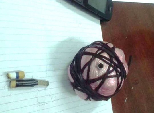 Hoảng hồn phát hiện quả mìn đang xì khói dưới gầm ô tô