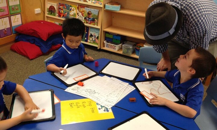 Úc dạy học sinh đọc và viết thế nào?